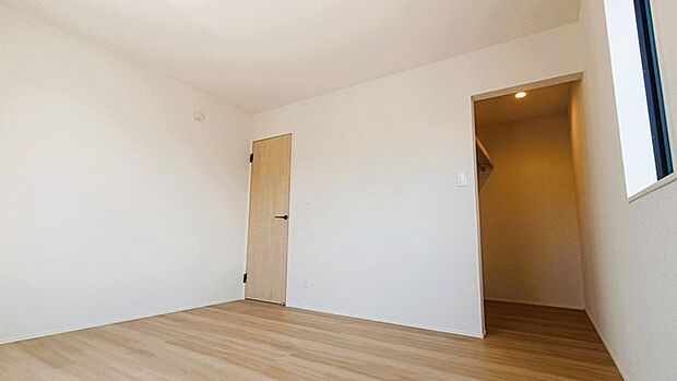 今からここを誰のお部屋にしようか、そんな洋室。