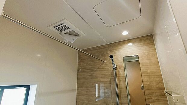 お洗濯ものもカラッと乾くのがうれしい、浴室乾燥機。換気機能も良好なので、その快適さにびっくりすると思います。