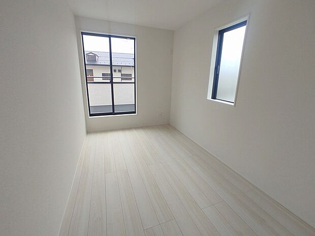 大事な日当たりは、大きな窓から。誰のお部屋にしましょう。