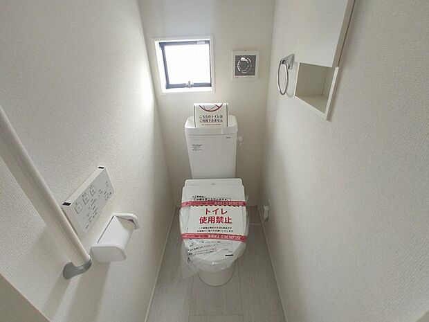 ウォシュレット機能付き。憩いの場としてひそかに注目度の高いお手洗いにもご注目ください。