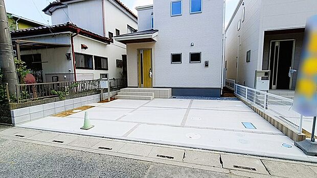 駐車場は2台まで駐車可能。マイカーの車幅もお確かめください。