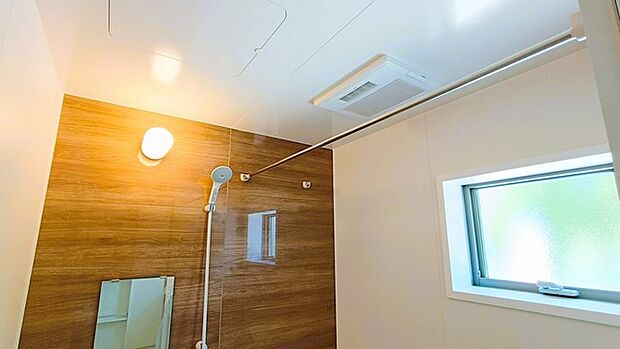バスユニット1坪タイプ、浴室乾燥機、手すり付き。