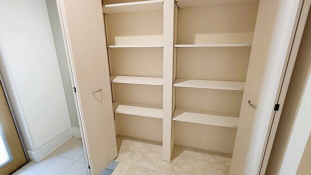 靴がしっかり収まるから、散らかりがちな玄関もスッキリ。