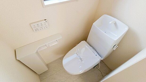 お掃除らくらく。便座脇の操作盤をなくした、リモコンタイプのお手洗い。