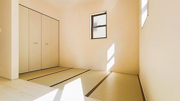 素材の質感を活かした落ち着きのあるタタミコーナー。主張しすぎない素朴さが、心地よい調和を生みます。