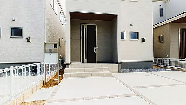 ポーチのついた新築分譲物件。玄関の印象はいかがでしょうか?入口からご覧ください。