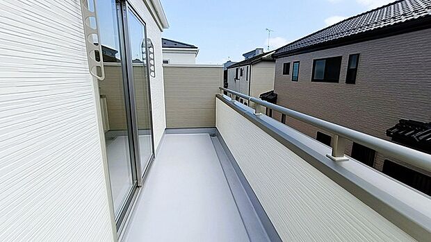 らくらくお洗濯を助ける広いバルコニー。