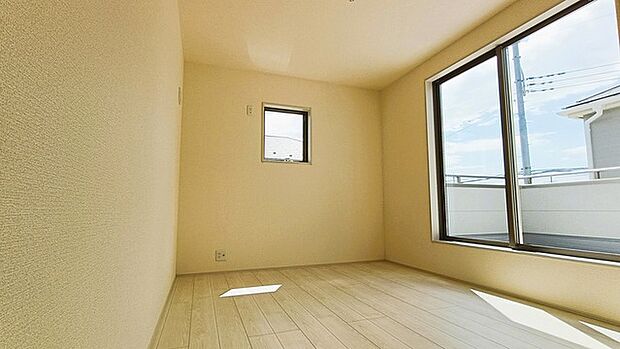 大事な日当たりは、大きな窓から。誰のお部屋にしましょう。