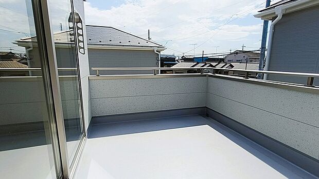 らくらくお洗濯を助ける広いバルコニー。