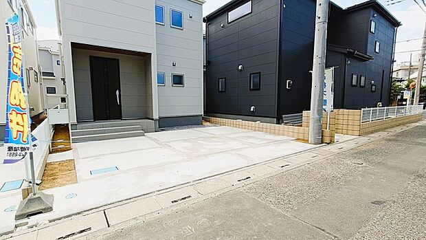 出し入れしやすい並列駐車場(2台可)が嬉しい住まい。