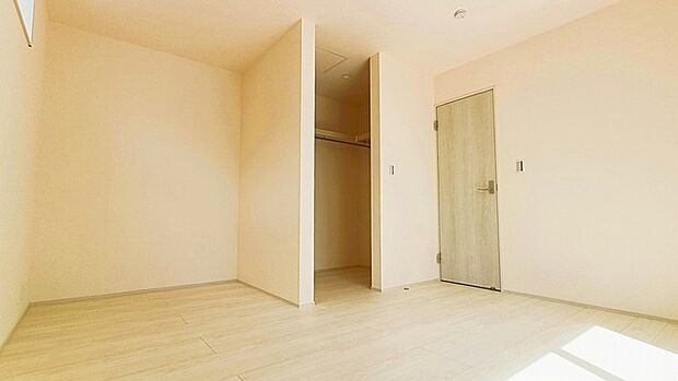 今からここを誰のお部屋にしようか、そんな洋室。