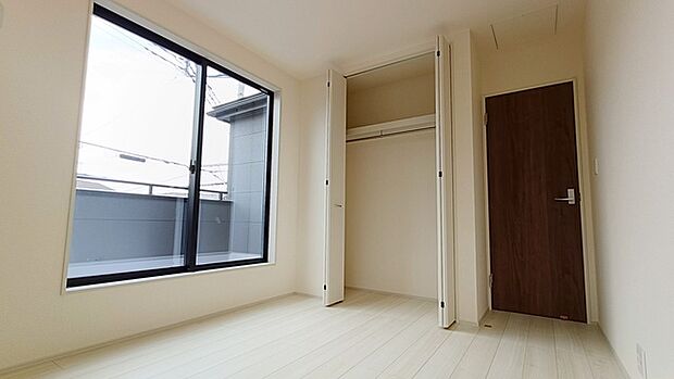 大事な日当たりは、大きな窓から。誰のお部屋にしましょう。