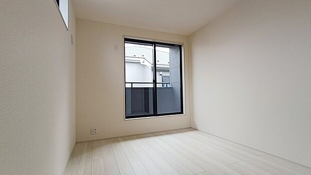 今からここを誰のお部屋にしようか、そんな洋室。