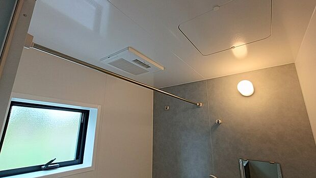 バスユニット1坪タイプ、浴室乾燥機、手すり付き。