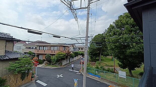 あたり一帯に住宅が広がる立地、住宅地ならではのロケーション。