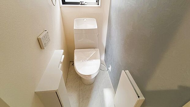 ウォシュレット機能付き。憩いの場としてひそかに注目度の高いお手洗いにもご注目ください。