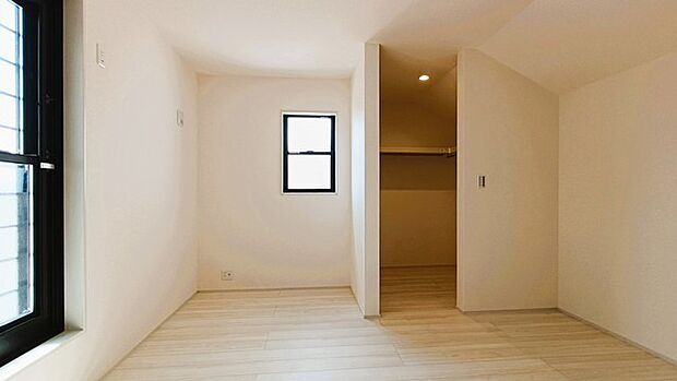 今からここを誰のお部屋にしようか、そんな洋室。