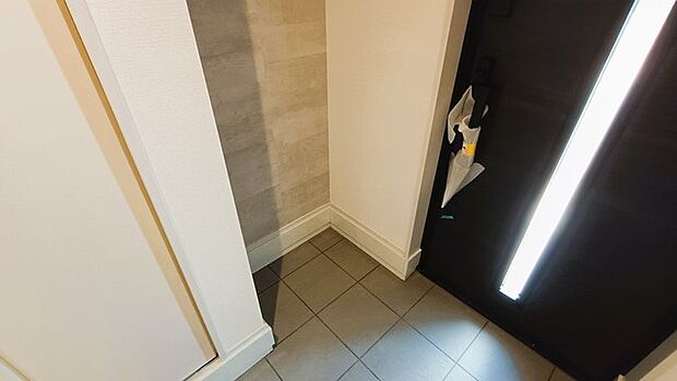 玄関横にシューズインクローク付き、雨具や三輪車を置いても余裕の広さ。