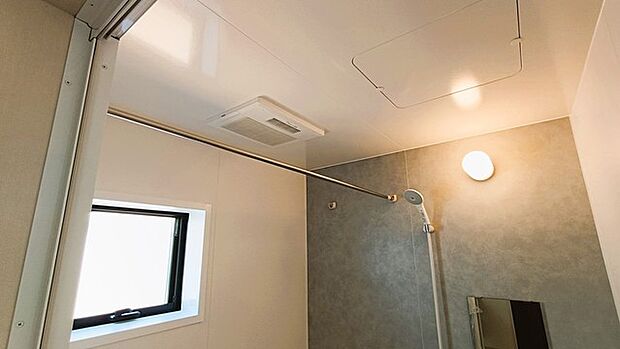 空気もこもらず、いつもクリーンな浴室乾燥機付。