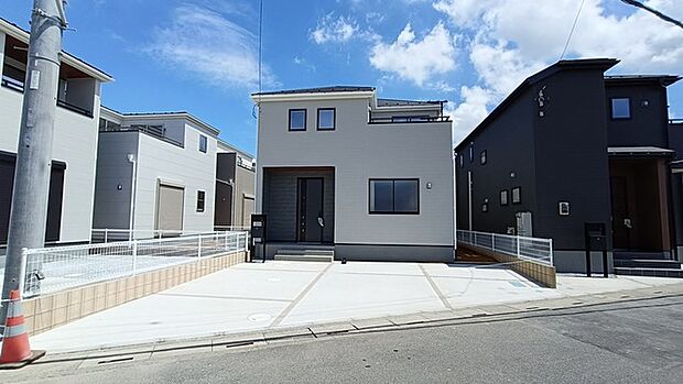 前面道路は歩道も整備され、小さなお子様にも安心です。