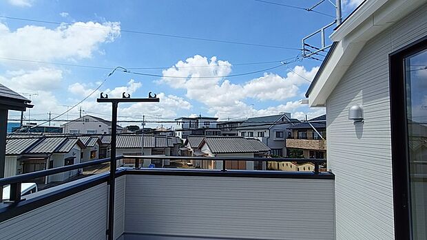 住宅街の中の一戸建て、あたりはほとんど住宅です。