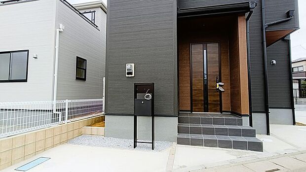 ポーチのついた新築分譲物件。玄関の印象はいかがでしょうか?入口からご覧ください。