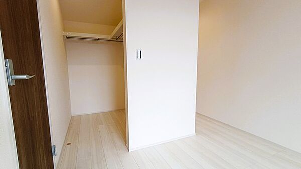季節物の衣類もスッキリ収納できる、ウォークインクローゼット。