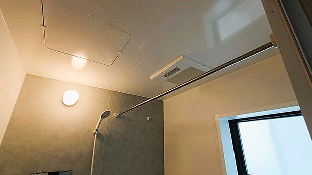 バスユニット1坪タイプ、浴室乾燥機、手すり付き。
