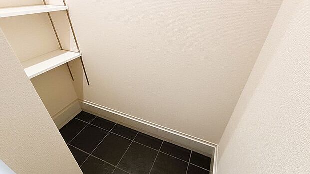 家族の履物が全部しまえる、ワイドな玄関収納。