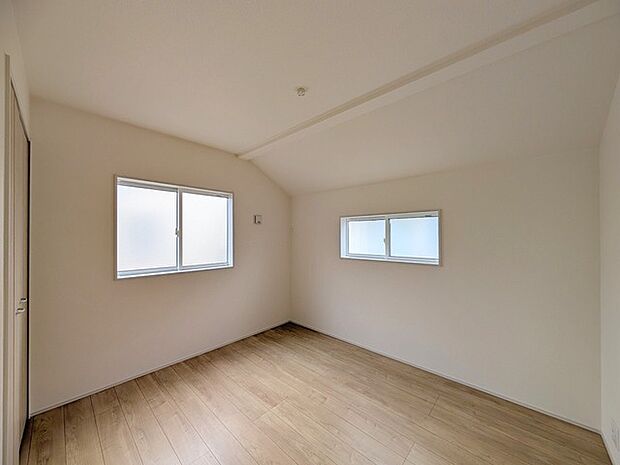 新築の木の匂いのする室内。写真では伝わらないので、ぜひ現地でお確かめください。