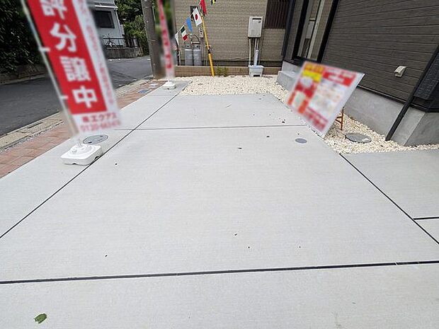 並列2台駐車可能な、ゆとりのカースペースがここに。