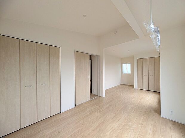 将来的には間仕切りして2部屋に変更可能な洋間。成長に合わせた間取り変更が可能なタイプ。