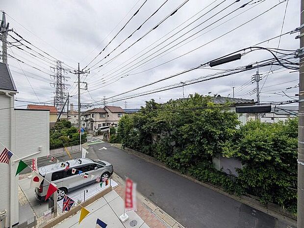 前面の住まいとの距離感があるから、圧迫感を感じません。