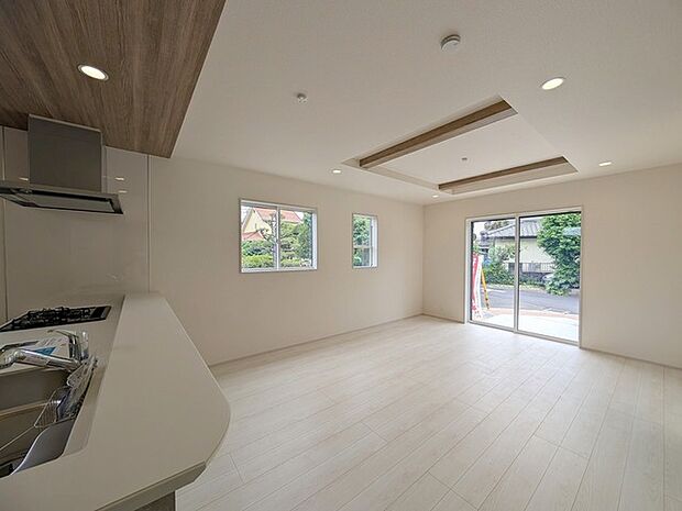 リビング空間とダイニング空間とか使い分けやすい間取り配置。対面式でキッチン立つ人の視界も良好です。 