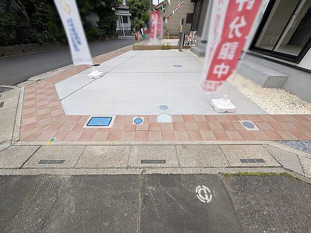 並列2台駐車可能な、ゆとりのカースペースがここに。 