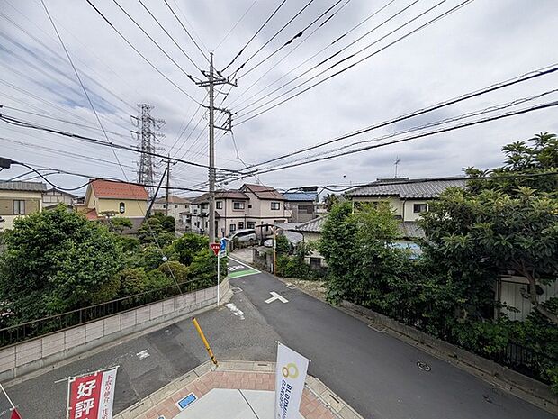 前面の住まいとの距離感があるから、圧迫感を感じません。 