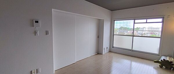 南向きの大きな窓から、たっぷりの陽射しが射し込みますね。