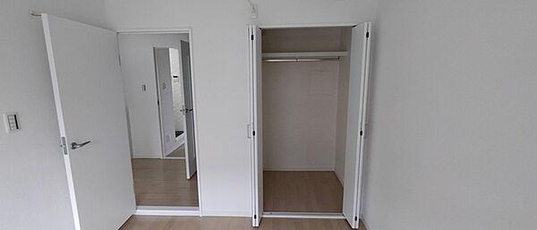 今からここを誰のお部屋にしようか、そんな洋室。