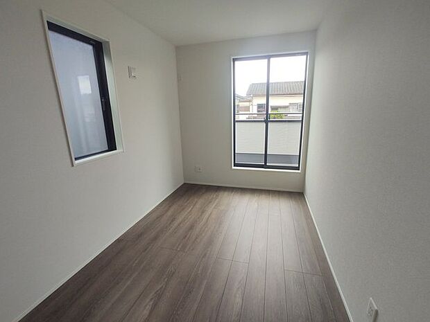 住宅街の2階南向きのお部屋、日当たりはご覧のとおり良好です。