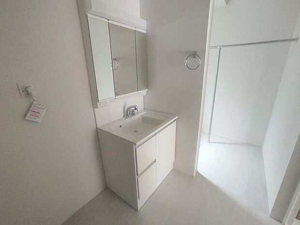 お出かけ前の身だしなみに一歩差がつく三面鏡。