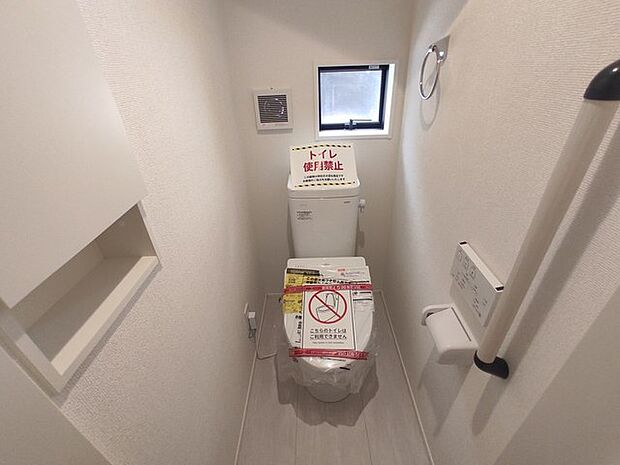お掃除らくらく。便座脇の操作盤をなくした、リモコンタイプのお手洗い。