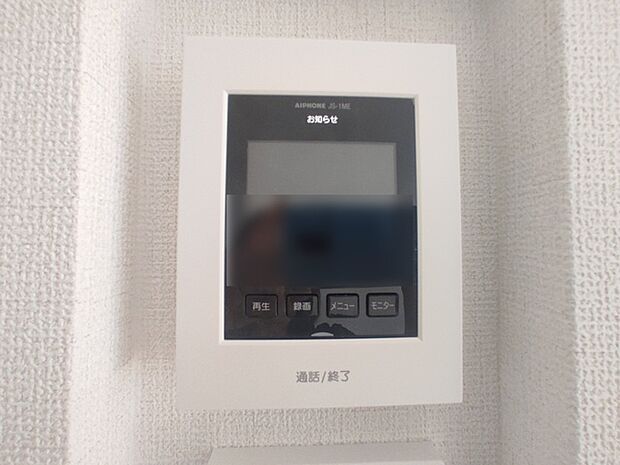 来客がカラーでわかるインターフォン。防犯面においてカメラがあることは嬉しいですね。