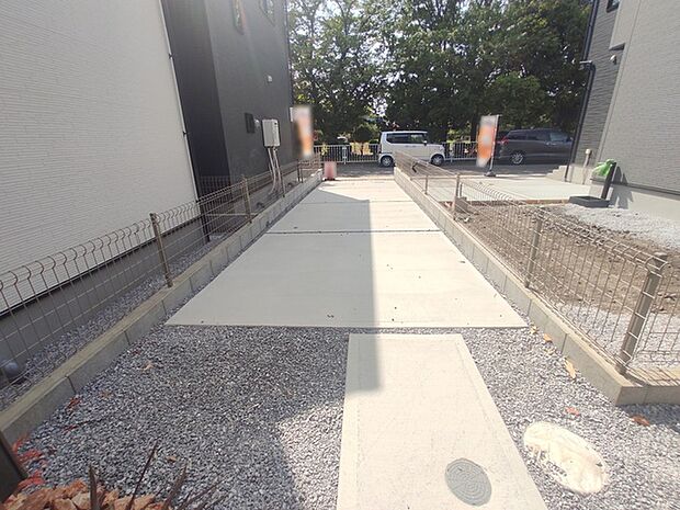 駐車場は縦列駐車で2台まで可。車幅や配置を現地でご確認ください。