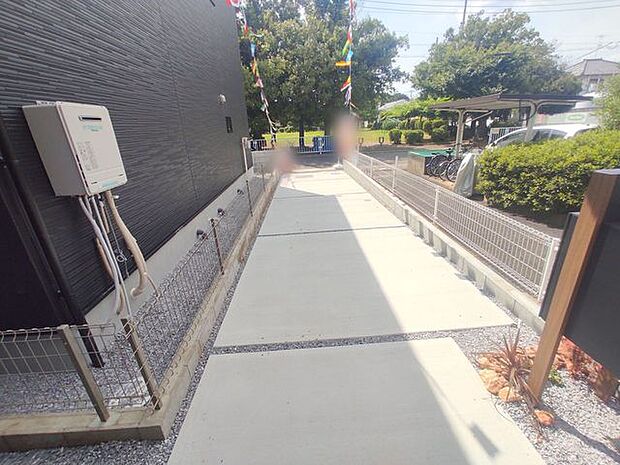駐車場は縦列駐車で2台まで可。車幅や配置を現地でご確認ください。