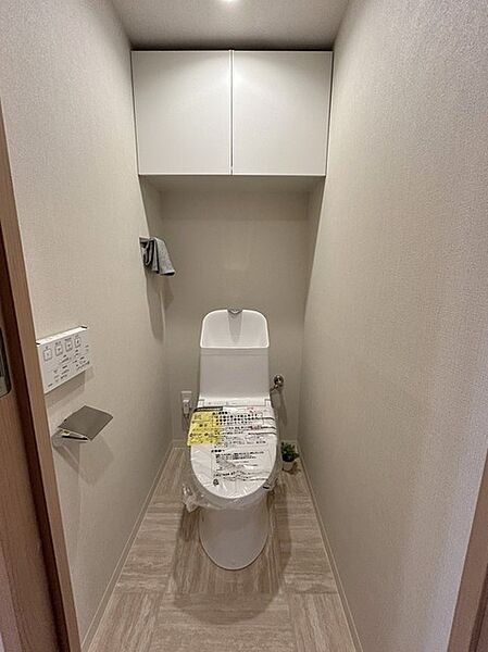 新しくお住まいになる方のことを考えて、トイレも新品に交換しました。