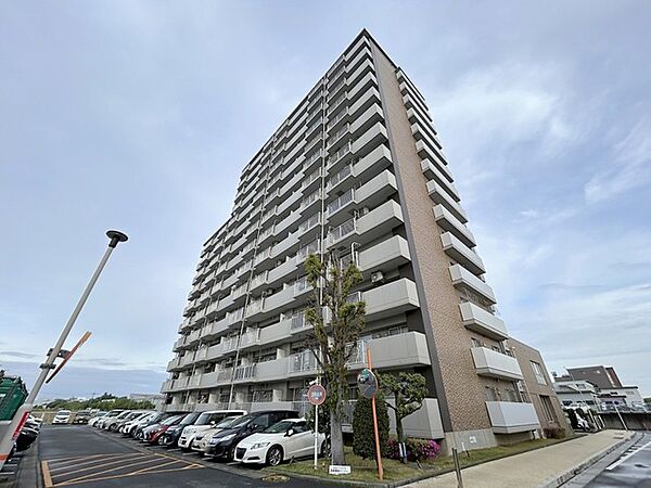 タイル張りの荘厳な外観は、マンションならでは。