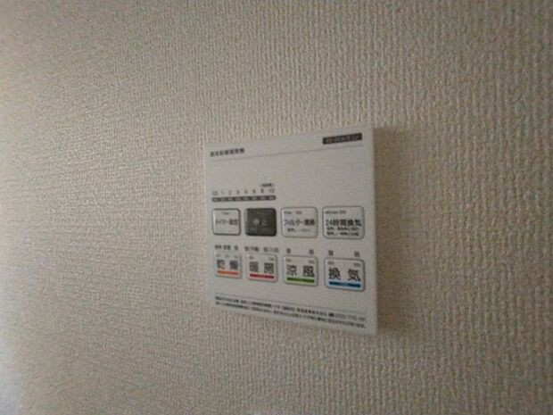 空気もこもらず、いつもクリーンな浴室乾燥機付。