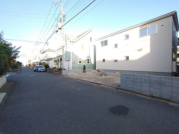 駐車が苦手な方にも嬉しい、前面約6m道路に面した住まい。
