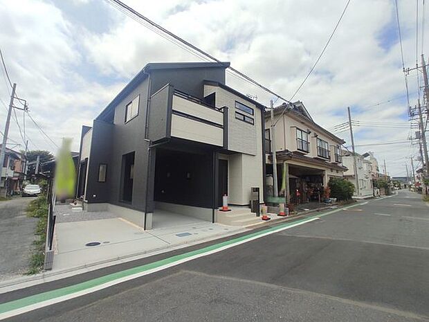 駐車が苦手な方にも嬉しい、前面6ｍ道路に面した住まい。 