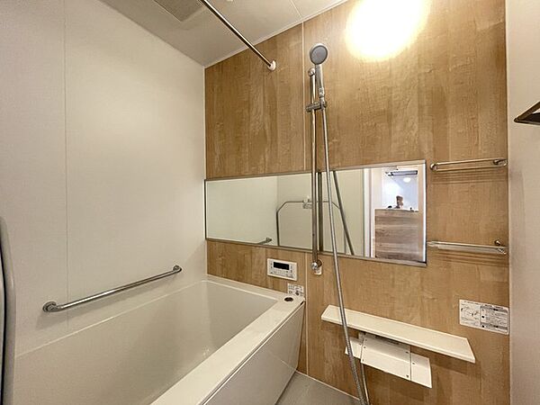 温かみのある木目調の壁面が心地よい調和を生み出し、日々の疲れをゆったりと解きほぐす落ち着いた空間となっています